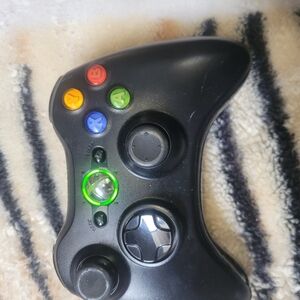 Black Wireless Xbox 360 Controller Ergonomic Design